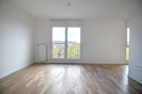 STUDIO MEUBLE RUEIL-MALMAISON PLAINE GARE AVEC COIN NUIT A 5MN A PIED DE LA GARE RER