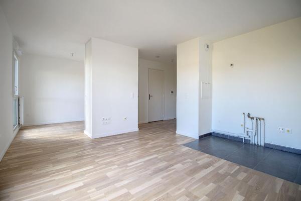STUDIO MEUBLE RUEIL-MALMAISON PLAINE GARE AVEC COIN NUIT A 5MN A PIED DE LA GARE RER