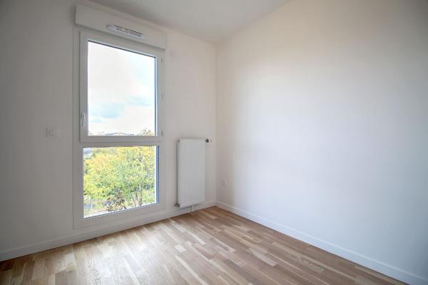 STUDIO MEUBLE RUEIL-MALMAISON PLAINE GARE AVEC COIN NUIT A 5MN A PIED DE LA GARE RER