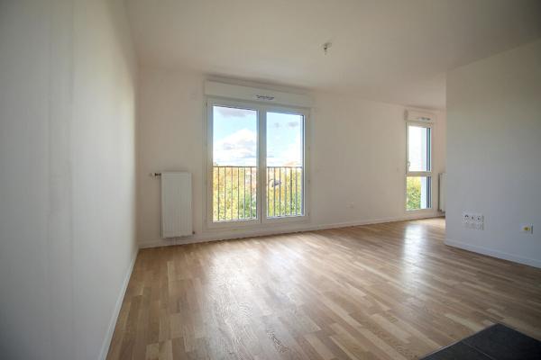 STUDIO MEUBLE RUEIL-MALMAISON PLAINE GARE AVEC COIN NUIT A 5MN A PIED DE LA GARE RER
