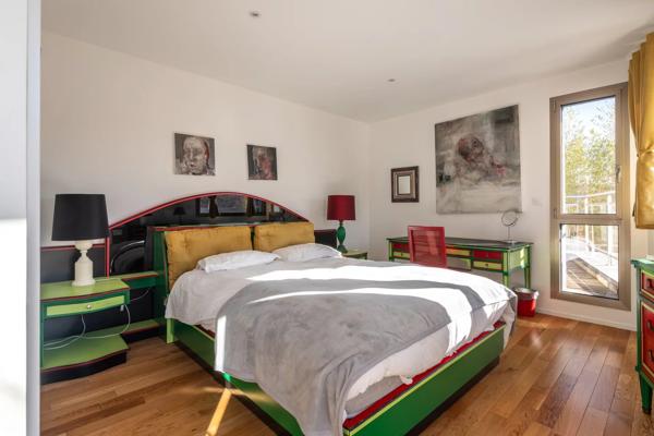 Lyon 9 - Maison de 274 m² environ - Terrain 759 m² - 5 Chambres - Piscine