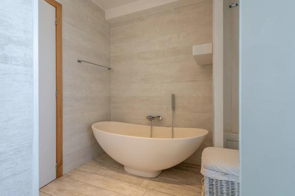 Lyon 9 - Maison de 274 m² environ - Terrain 759 m² - 5 Chambres - Piscine