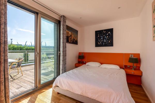 Lyon 9 - Maison de 274 m² environ - Terrain 759 m² - 5 Chambres - Piscine