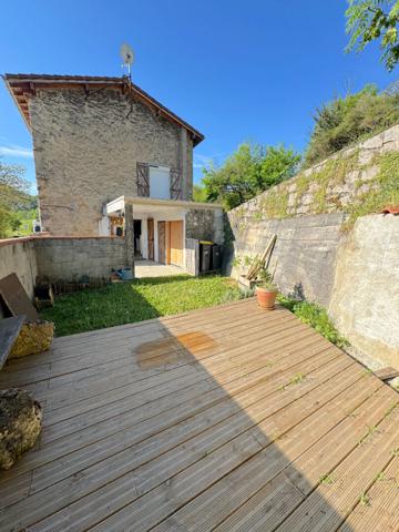 À VENDRE: CHARMANTE MAISON DE VILLAGE RÉNOVÉE AVEC TERRASSE ET JARDINET