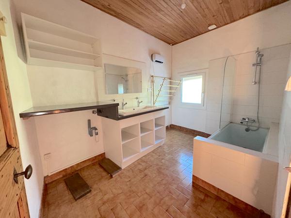 À VENDRE: CHARMANTE MAISON DE VILLAGE RÉNOVÉE AVEC TERRASSE ET JARDINET