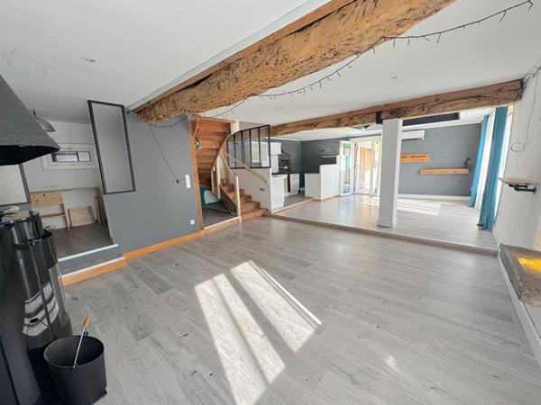 À VENDRE: CHARMANTE MAISON DE VILLAGE RÉNOVÉE AVEC TERRASSE ET JARDINET