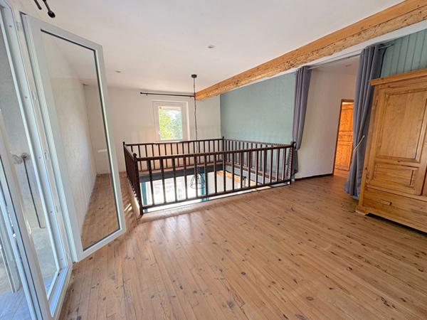 À VENDRE: CHARMANTE MAISON DE VILLAGE RÉNOVÉE AVEC TERRASSE ET JARDINET