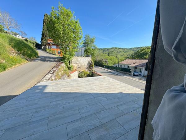 À VENDRE: CHARMANTE MAISON DE VILLAGE RÉNOVÉE AVEC TERRASSE ET JARDINET