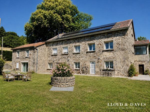 Domaine touristique clé en main – Ancienne ferme rénovée avec gîte – Saint-Agrève