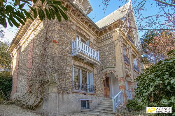 Versailles Les Prés Maison exceptionnelle de 320 m² au sol sur une parcelle de 550 m² €2 990 000 ** - Référence 25746