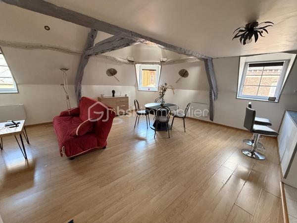 Cet immeuble est composé :

Au rez-de-chaussée : un local commercial de 76 m², pouvant accueillir tous types d’activités, avec un accès à un studio de 25 m² disposant d’une terrasse de 12 m².
Possibilité de louer l’ensemble (local commercial + studio) pour 1 200 € / mois.
Au premier étage : un appartement d’environ 50 m², en excellent état, actuellement loué 560 € / mois. DPE D.
Au deuxième étage : un appartement d’environ 45 m², également en excellent état, actuellement loué 580 € / mois. DPE D.

Une cave voûtée de 40 m² vient compléter ce bien.

Prestations :

Double vitrage PVC
Chauffage électrique
Aucun travaux à prévoir
Aucune charge de copropriété

Vous souhaitez investir ou vous installer ?
N’attendez plus pour découvrir ce bien !