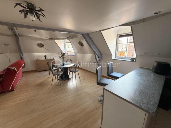 Cet immeuble est composé :

Au rez-de-chaussée : un local commercial de 76 m², pouvant accueillir tous types d’activités, avec un accès à un studio de 25 m² disposant d’une terrasse de 12 m².
Possibilité de louer l’ensemble (local commercial + studio) pour 1 200 € / mois.
Au premier étage : un appartement d’environ 50 m², en excellent état, actuellement loué 560 € / mois. DPE D.
Au deuxième étage : un appartement d’environ 45 m², également en excellent état, actuellement loué 580 € / mois. DPE D.

Une cave voûtée de 40 m² vient compléter ce bien.

Prestations :

Double vitrage PVC
Chauffage électrique
Aucun travaux à prévoir
Aucune charge de copropriété

Vous souhaitez investir ou vous installer ?
N’attendez plus pour découvrir ce bien !