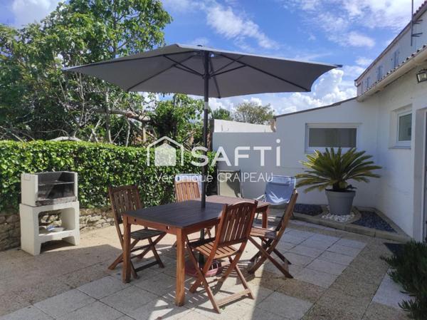 Rare sur le marché, tout à pied pour cette maison proche plage et commerces avec 2 chambres, 1 bureau (ou 3ème petite chambre), terrasse et garage sécurisé!
