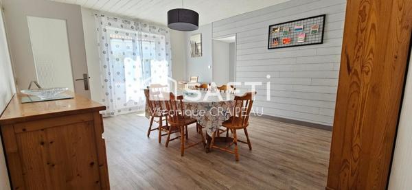 Rare sur le marché, tout à pied pour cette maison proche plage et commerces avec 2 chambres, 1 bureau (ou 3ème petite chambre), terrasse et garage sécurisé!