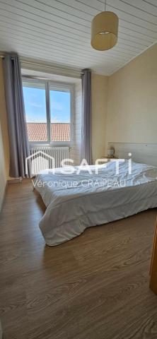 Rare sur le marché, tout à pied pour cette maison proche plage et commerces avec 2 chambres, 1 bureau (ou 3ème petite chambre), terrasse et garage sécurisé!