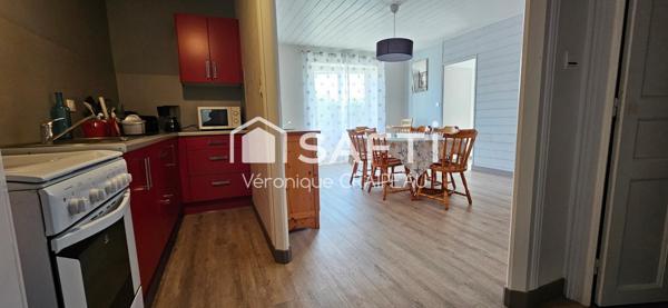 Rare sur le marché, tout à pied pour cette maison proche plage et commerces avec 2 chambres, 1 bureau (ou 3ème petite chambre), terrasse et garage sécurisé!