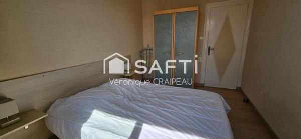 Rare sur le marché, tout à pied pour cette maison proche plage et commerces avec 2 chambres, 1 bureau (ou 3ème petite chambre), terrasse et garage sécurisé!