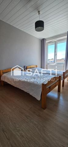 Rare sur le marché, tout à pied pour cette maison proche plage et commerces avec 2 chambres, 1 bureau (ou 3ème petite chambre), terrasse et garage sécurisé!