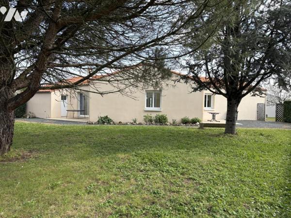 PAVILLON DE PLAIN PIED EN BON ETAT AVEC GRAND GARAGE ET JARDIN