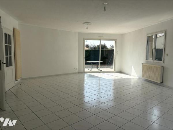 PAVILLON DE PLAIN PIED EN BON ETAT AVEC GRAND GARAGE ET JARDIN