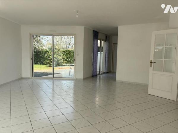 PAVILLON DE PLAIN PIED EN BON ETAT AVEC GRAND GARAGE ET JARDIN