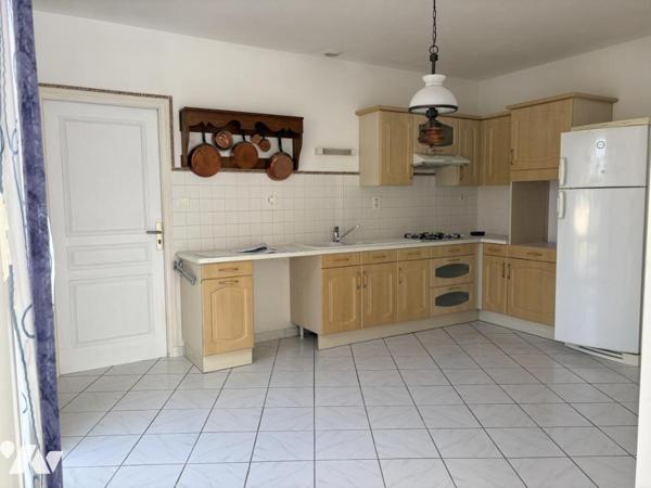 PAVILLON DE PLAIN PIED EN BON ETAT AVEC GRAND GARAGE ET JARDIN