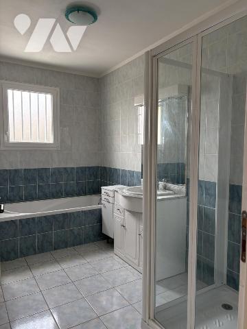 PAVILLON DE PLAIN PIED EN BON ETAT AVEC GRAND GARAGE ET JARDIN