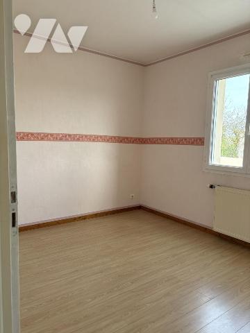 PAVILLON DE PLAIN PIED EN BON ETAT AVEC GRAND GARAGE ET JARDIN