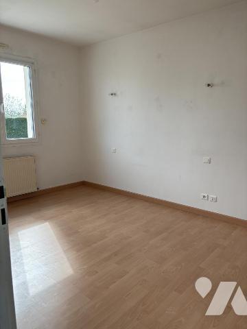 PAVILLON DE PLAIN PIED EN BON ETAT AVEC GRAND GARAGE ET JARDIN