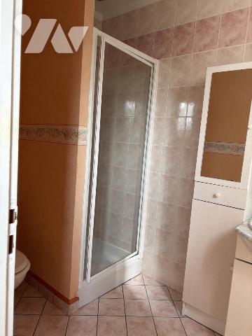 PAVILLON DE PLAIN PIED EN BON ETAT AVEC GRAND GARAGE ET JARDIN