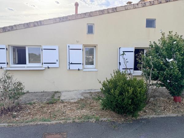 Louer une charmante maison de plain-pied, 73m2, 2 chambres avec stationnement et extérieur à Ambarès-et-Lagrave, proche Bordeaux.
