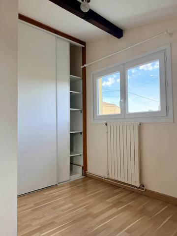 Louer une charmante maison de plain-pied, 73m2, 2 chambres avec stationnement et extérieur à Ambarès-et-Lagrave, proche Bordeaux.