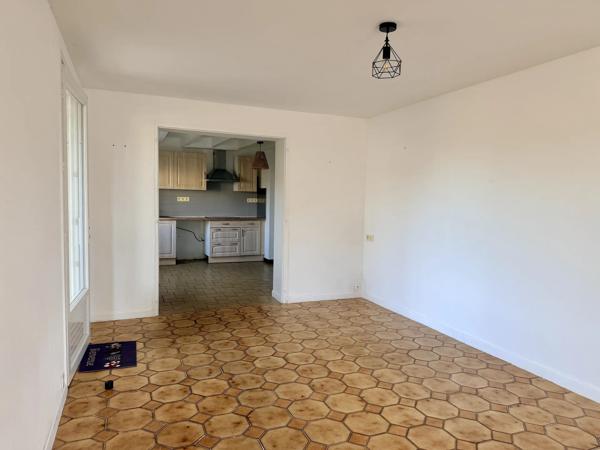 Louer une charmante maison de plain-pied, 73m2, 2 chambres avec stationnement et extérieur à Ambarès-et-Lagrave, proche Bordeaux.