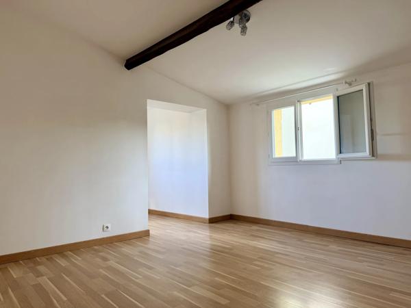 Louer une charmante maison de plain-pied, 73m2, 2 chambres avec stationnement et extérieur à Ambarès-et-Lagrave, proche Bordeaux.