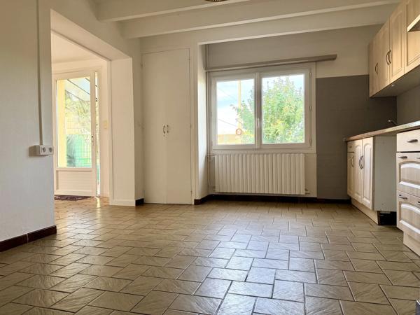 Louer une charmante maison de plain-pied, 73m2, 2 chambres avec stationnement et extérieur à Ambarès-et-Lagrave, proche Bordeaux.
