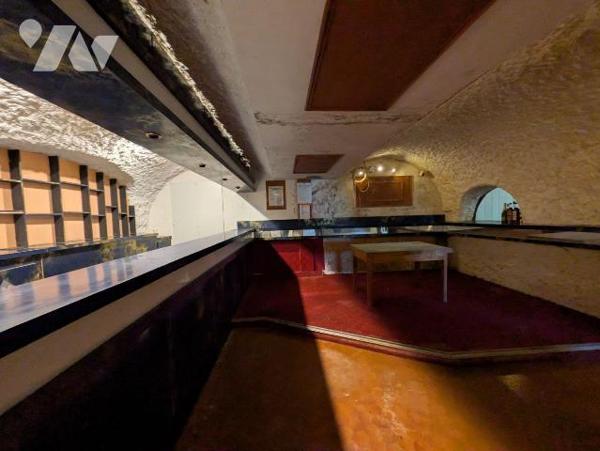 À Clohars-Carnoët, belle visibilité pour ce vaste bâtiment commercial de près de 1 000 m² répar...