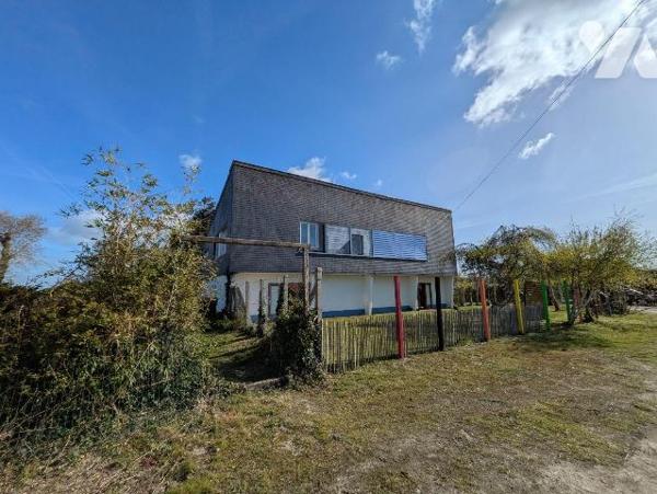 À Clohars-Carnoët, belle visibilité pour ce vaste bâtiment commercial de près de 1 000 m² répar...