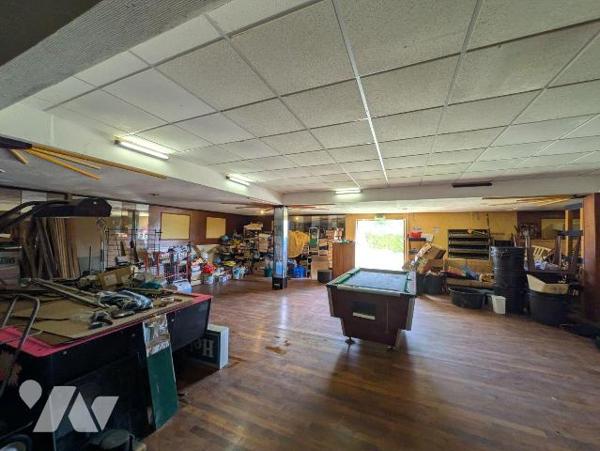 À Clohars-Carnoët, belle visibilité pour ce vaste bâtiment commercial de près de 1 000 m² répar...