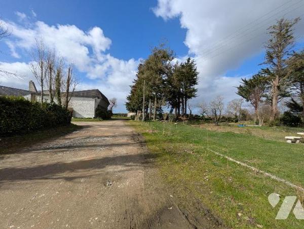 À Clohars-Carnoët, belle visibilité pour ce vaste bâtiment commercial de près de 1 000 m² répar...