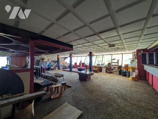 À Clohars-Carnoët, belle visibilité pour ce vaste bâtiment commercial de près de 1 000 m² répar...