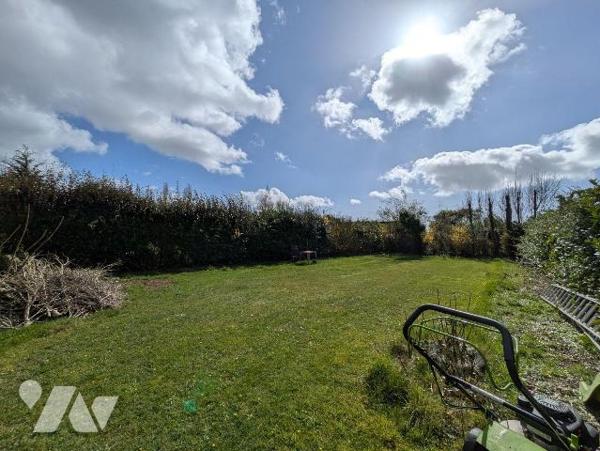 À Clohars-Carnoët, belle visibilité pour ce vaste bâtiment commercial de près de 1 000 m² répar...