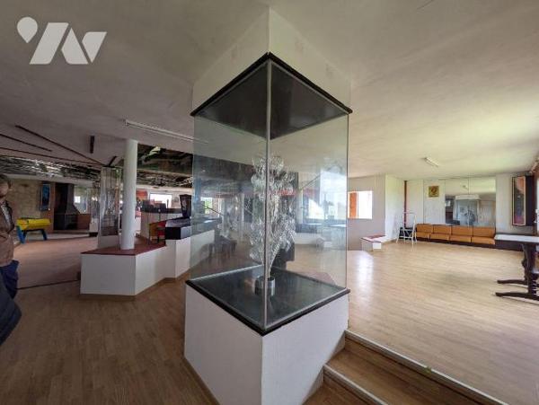 À Clohars-Carnoët, belle visibilité pour ce vaste bâtiment commercial de près de 1 000 m² répar...