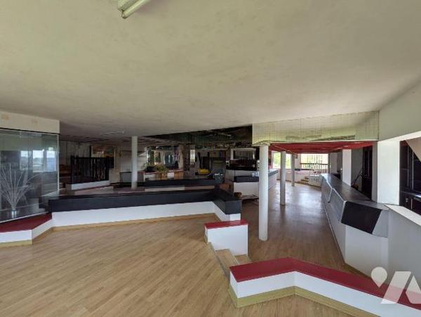 À Clohars-Carnoët, belle visibilité pour ce vaste bâtiment commercial de près de 1 000 m² répar...