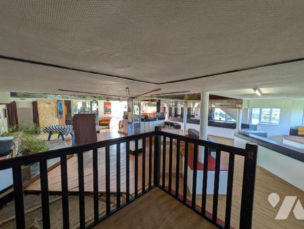 À Clohars-Carnoët, belle visibilité pour ce vaste bâtiment commercial de près de 1 000 m² répar...