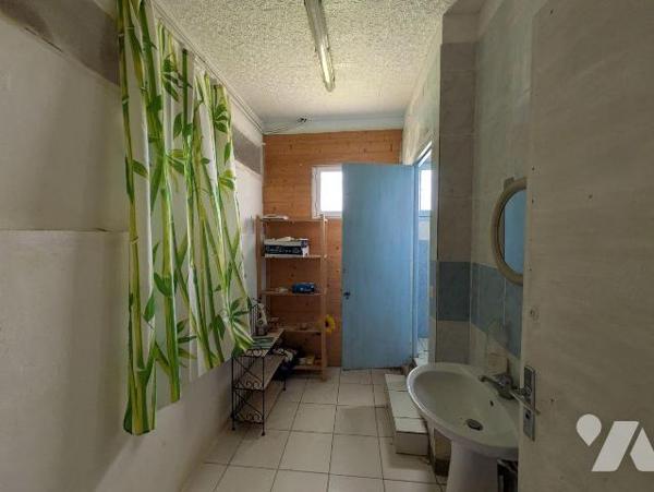 À Clohars-Carnoët, belle visibilité pour ce vaste bâtiment commercial de près de 1 000 m² répar...