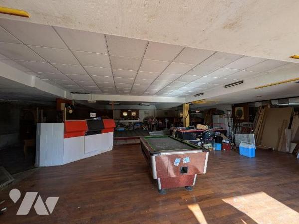 À Clohars-Carnoët, belle visibilité pour ce vaste bâtiment commercial de près de 1 000 m² répar...