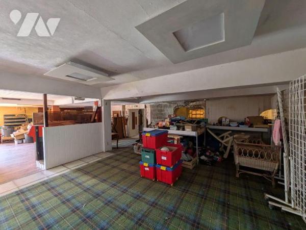 À Clohars-Carnoët, belle visibilité pour ce vaste bâtiment commercial de près de 1 000 m² répar...