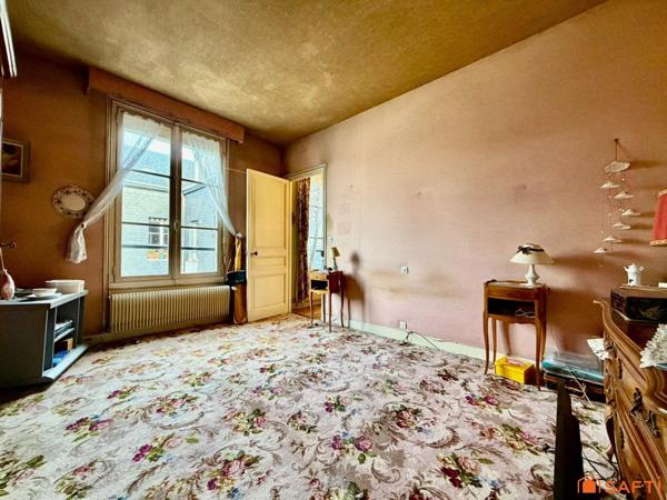 Appartement 2 chambres + greniers.