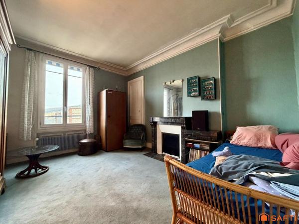 Appartement 2 chambres + greniers.