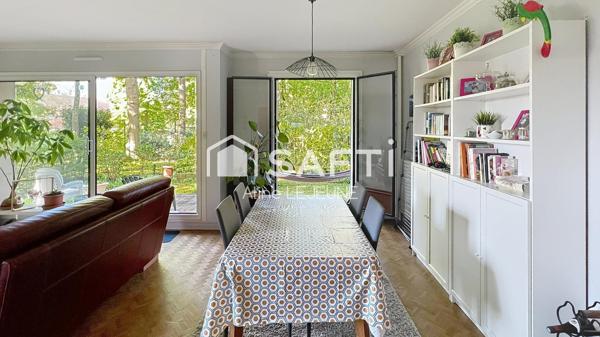 Lumineux appartement en RDC avec jardin privatif 100 m2 et stationnements, proche Loire.